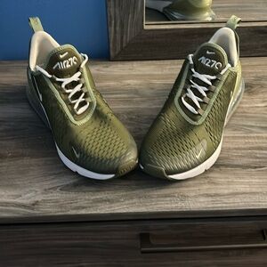 Men’s Nike Air Max Shoes 270 - Size 11